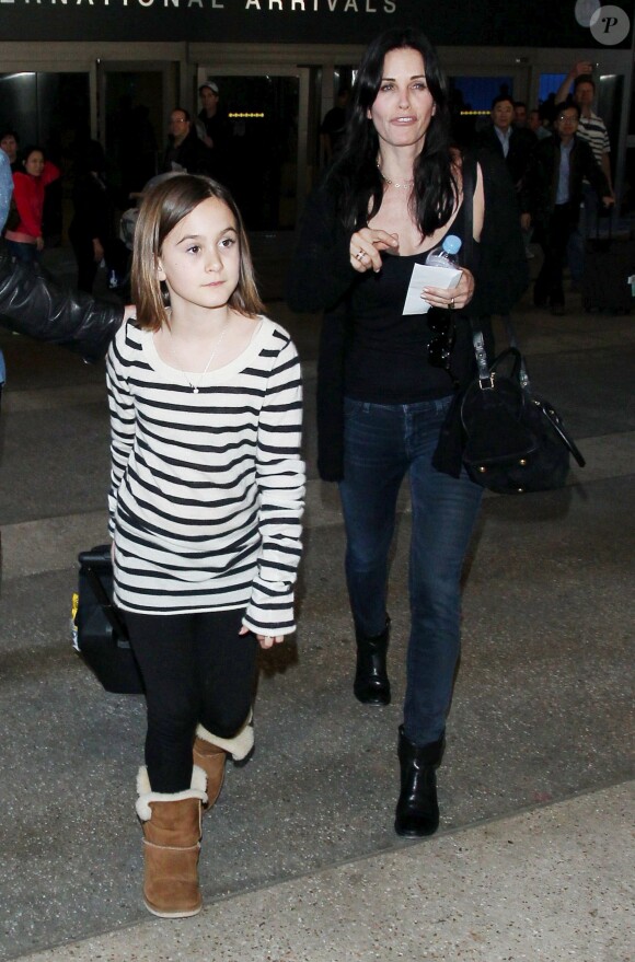 Courteney Cox en compagnie de sa fille Coco Arquette et de son petit ami Johnny McDaid à l'aéroport LAX de Los Angeles, le 14 février 2014.