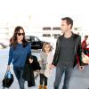 Courteney Cox avec sa fille Coco Arquette et son petit ami Johnny McDaid à l'aéroport LAX de Los Angeles, le 14 février 2014.