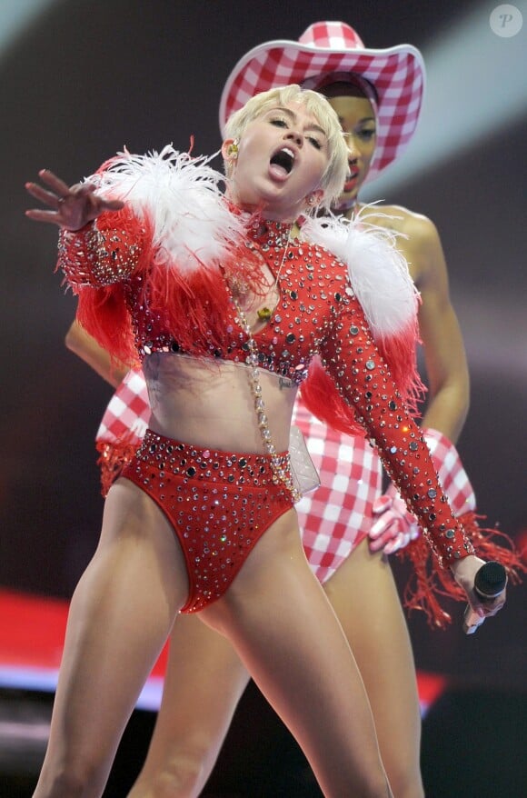 Miley Cyrus en concert dans le cadre de son "Bangerz Tour" au Honda Center d' Anaheim (Los Angeles), le 20 février 2014.