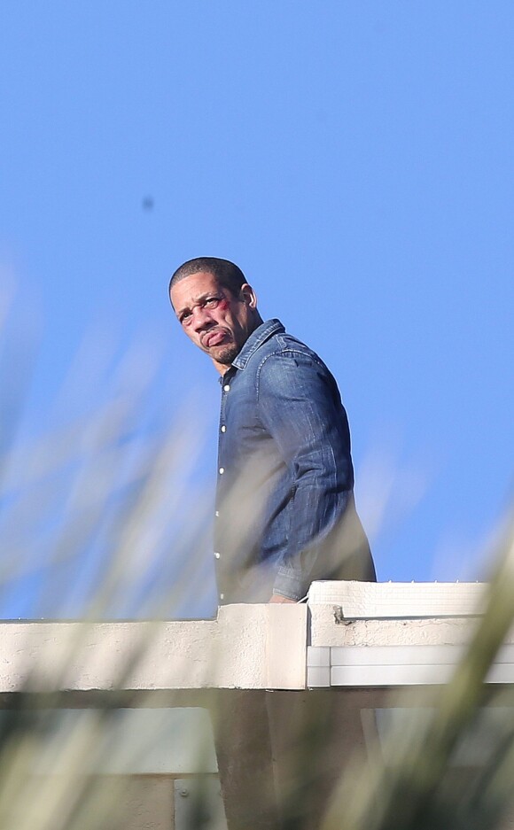 Exclusif - JoeyStarr sur le tournage du film policier "36 Heures à tuer", le nom provisoire du prochain film de Tristan Aurouet, à Cannes, sur le toit du Grand Hôtel, le 11 février 2014