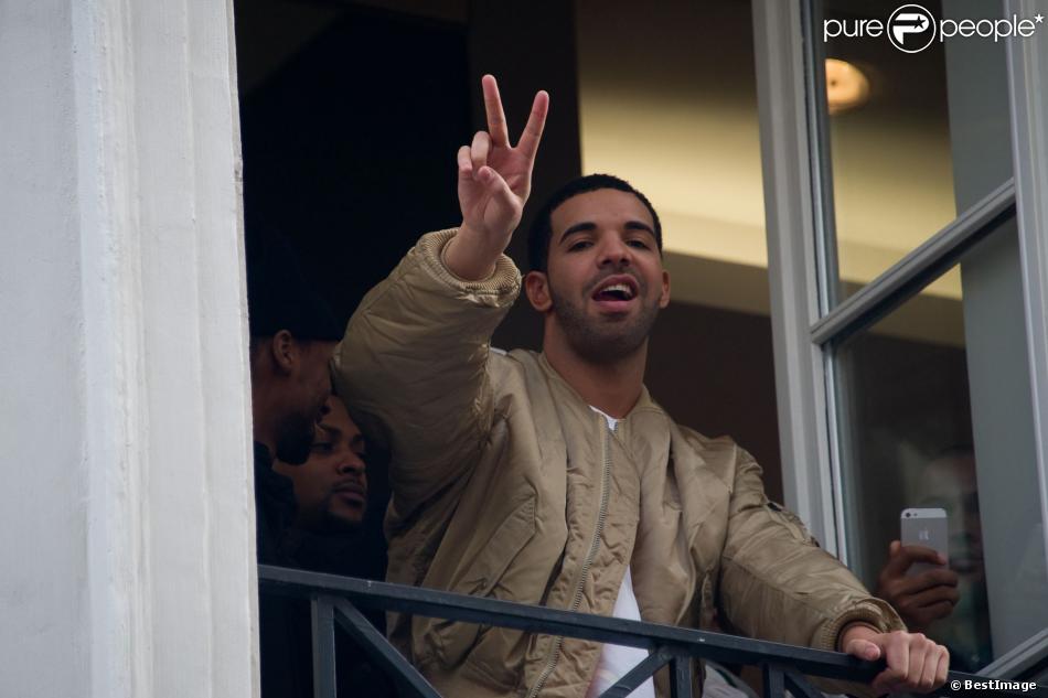 Exclusif - Drake, de passage dans la boutique Colette à Paris, le 24 février 2014.
