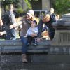 Jenna Fischer et Lee Kirk au Washington Square Park avec leur garçon, New York, le 26 mai 2013.