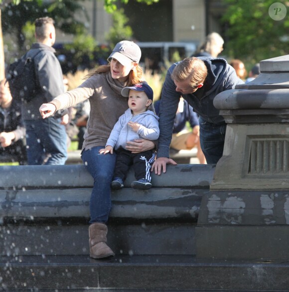 Jenna Fischer et Lee Kirk au Washington Square Park avec leur garçon, New York, le 26 mai 2013.