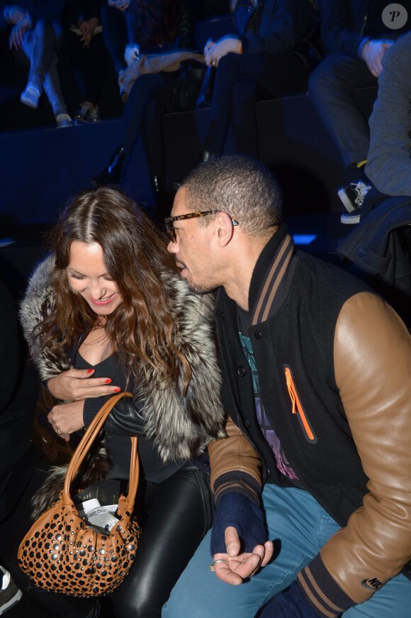 Karole Rocher enceinte et JoeyStarr lors du défilé Etam à la Bourse du Commerce Paris, le 25 février 2014.