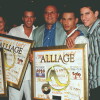 Alliage reçoit un disque d'or, au Colonial, avec leur producteur Gérard Louvin, le 6 juin 1997