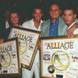 Alliage reçoit un disque d'or, au Colonial, avec leur producteur Gérard Louvin, le 6 juin 1997