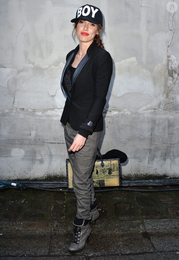 La chanteuse Jennifer Ayache arrive au Garage Turenne pour assister défilé Barbara Bui. Paris, le 27 février 2014.