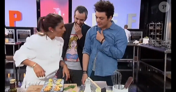 L'humoriste Kev Adams et son ami John Eledjam draguent Jennifer pendant qu'elle cuisine. "Top Chef 2014".
