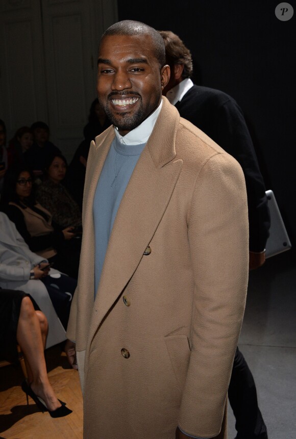 Kanye West, visiblement heureux d'assister au défilé Maison Martin Margiela à l'hôtel Salomon de Rothschild. Paris, le 28 février 2014.