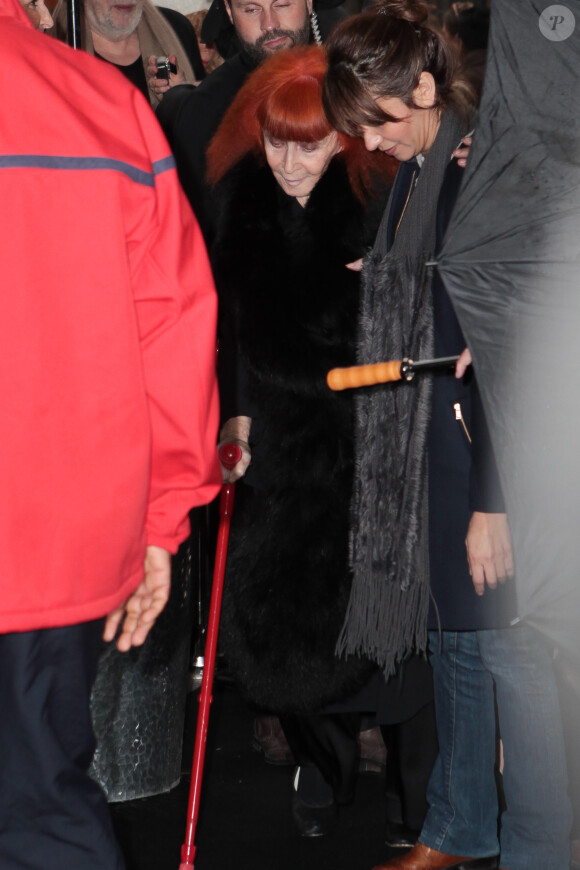 Sonia Rykiel, aidée, arrive à la Salle Wagram pour assister au défilé Sonia Rykiel automne-hiver 2014-2015. Paris, le 28 février 2014.
