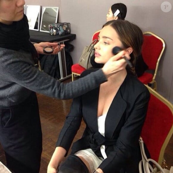 Miranda Kerr, au maquillage dans les coulisses du défilé Sonia Rykiel. Paris, le 28 février 2014.