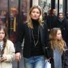 Kate Moss, maman stylée avec sa fille Lila Grace et une amie, de sortie sur la rue Saint-Honoré. Paris, le 1er mars 2014.