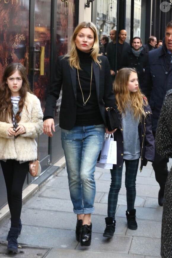 Kate Moss, maman stylée avec sa fille Lila Grace et une amie, de sortie sur la rue Saint-Honoré. Paris, le 1er mars 2014.