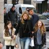 Kate Moss, sa fille Lila Grace et une amie, de sortie sur la rue Saint-Honoré, dans le 1er arrondissement. Paris, le 1er mars 2014.