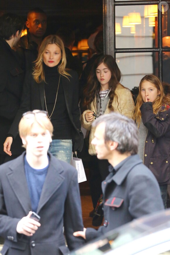 Kate Moss, sa fille Lila Grace et une amie, aperçues à l'hôtel Costes. Paris, le 1er mars 2014.