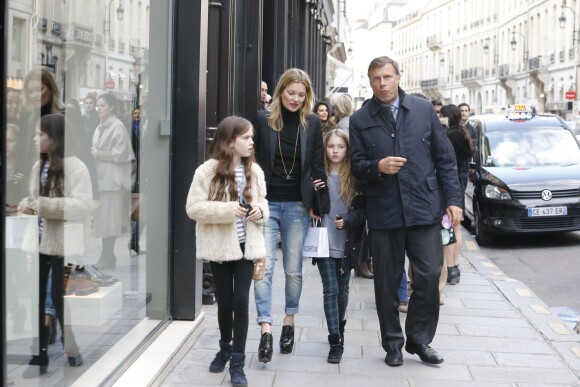 Kate Moss, sa fille Lila Grace et une amie se promènent sur la rue Saint-Honoré, dans le 1er arrondissement. Paris, le 1er mars 2014.