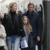 Kate Moss, sa fille Lila Grace et une amie se promènent sur la rue Saint-Honoré, dans le 1er arrondissement. Paris, le 1er mars 2014.