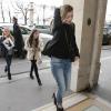 Kate Moss, sa Lila Grace et une amie, de retour à l'hôtel Le Meurice, sur la rue de Rivoli. Paris, le 1er mars 2014.