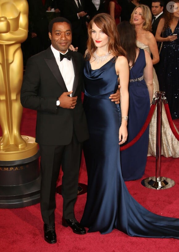 Chiwetel Ejiofor et sa petite amie Sari Mercer à la 86e cérémonie des Oscars, à Los Angeles le 2 mars 2014.