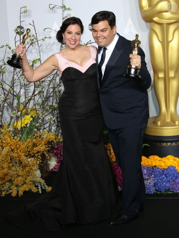 Kristen Anderson et Robert Lopez à la 86e cérémonie des Oscars, à Los Angeles le 2 mars 2014. Le couple a remporté le trophée de la meilleure chanson originale pour "Let it Go", écrite pour le film "Frozen".