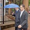Oscar Pistorius lors de son arrivée sous la pluie au tribunal de Pretoria pour le second jour de son procès, le 4 mars 2014