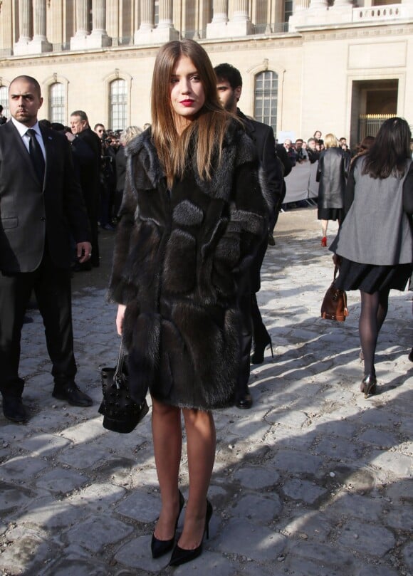 Adèle Exarchopoulos arrive au défilé de mode, collection prêt-à-porter automne-hiver 2014/2015, de Louis Vuitton à Paris, le 5 mars 2014.