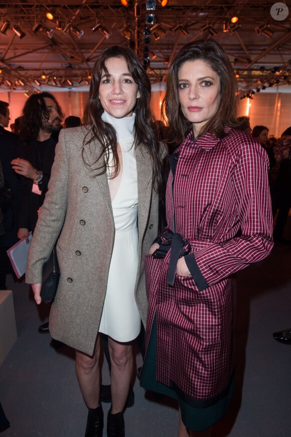 Exclusif - Charlotte Gainsbourg et Chiara Mastroianni au défilé Louis Vuitton à Paris, le 5 mars 2014.