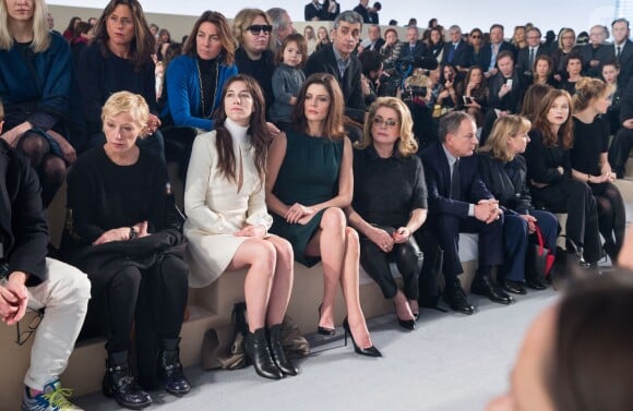 Exclusif - Charlotte Gainsbourg, Chiara Mastroianni, Catherine Deneuve et plus loin Isabelle Huppert au défilé Louis Vuitton à Paris, le 5 mars 2014.