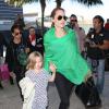 Angelina Jolie arrivant à l'aéroport de Los Angeles en provenance d'Australie avec ses enfants, le 5 février 2014. Elle tient par la main Vivienne