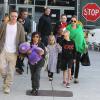 Brad Pitt et Angelina Jolie arrivant à l'aéroport de Los Angeles en provenance d'Australie avec leurs six enfants, le 5 février 2014.