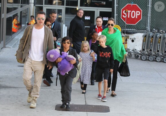 Brad Pitt et Angelina Jolie arrivant à l'aéroport de Los Angeles en provenance d'Australie avec leurs six enfants, le 5 février 2014.