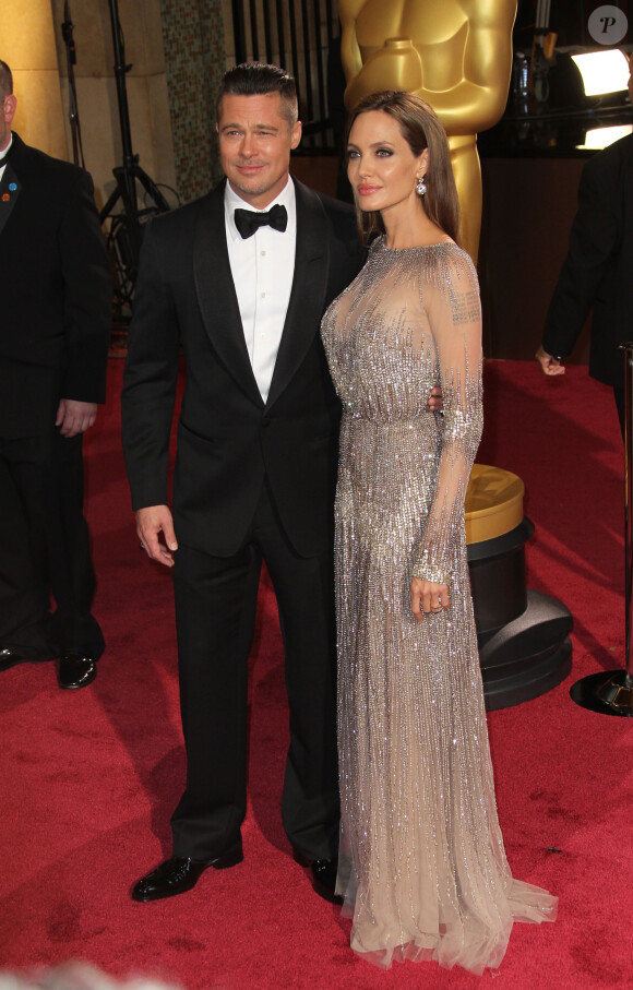 Angelina Jolie (habillée en Elie Saab) et Brad Pitt lors des Oscars le 2 mars 2014