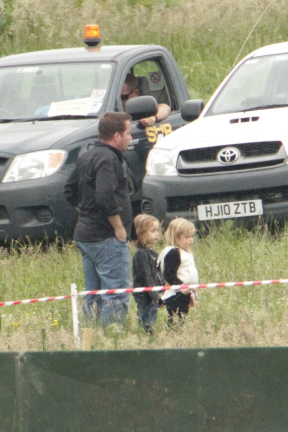 Vivienne et Knox Jolie-Pitt regardent leur maman Angelina Jolie sur le tournage du film Maléfique en Angleterre le 27 juin 2012