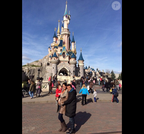 Jade Lagardère à Disneyland Paris avec son mari et Liva. Février 2014.