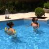 Kelly et Stéphanie se détendent dans la piscine - "Les Marseillais à Rio", épisode du 7 mars 2014.