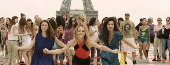 Vanessa Paradis lors du flashmob pour le film Sous les jupes des filles.