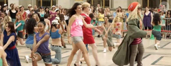 Isabelle Adjani lors du flashmob pour le film Sous les jupes des filles.