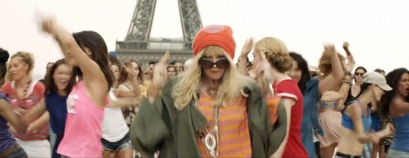 Isabelle Adjani fait le show lors du flashmob pour le film Sous les jupes des filles.