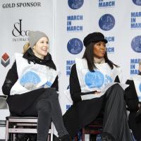 Naomi Campbell et Kelly Rutherford, révoltées mais motivées, battent le pavé