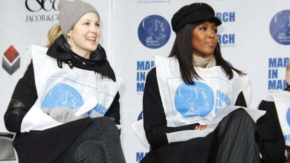 Naomi Campbell et Kelly Rutherford, révoltées mais motivées, battent le pavé