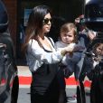 Kourtney Kardashian quitte un restaurant avec ses deux enfants Mason et Penelope. Woodland Hills, le 9 mars 2014.