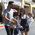 Kourtney Kardashian, Scott Disick et leurs deux enfants Mason et Penelope, quittent un restaurant après un déjeuner en famille. Woodland Hills, le 9 mars 2014.