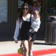 Kourtney Kardashian quitte un restaurant avec ses deux enfants Mason et Penelope. Woodland Hills, le 9 mars 2014.