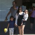 Kourtney Kardashian, Scott Disick et leurs deux enfants Mason et Penelope, quittent le restaurant Lable's Table Delicatessen à Woodland Hills, le 9 mars 2014.