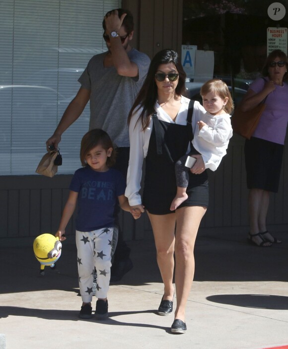 Kourtney Kardashian, Scott Disick et leurs deux enfants Mason et Penelope, quittent le restaurant Lable's Table Delicatessen à Woodland Hills, le 9 mars 2014.