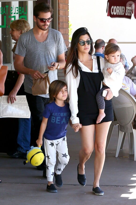 Scott Disick, Kourtney Kardashian et leurs deux enfants Mason et Penelope quittent le restaurant Label's Table Delicatessen. Woodland Hills, le 9 mars 2014.