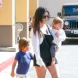 Kourtney Kardashian et ses deux enfants Mason et Penelope quittent le restaurant Label's Table Delicatessen à Woodland Hills. Los Angeles, le 9 mars 2014.