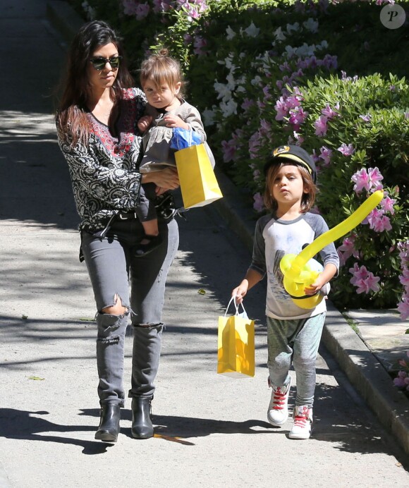 Kourtney Kardashian et ses deux enfants Mason et Penelope se rendent à une fête d'anniversaire. Beverly Hills, le 8 mars 2014.