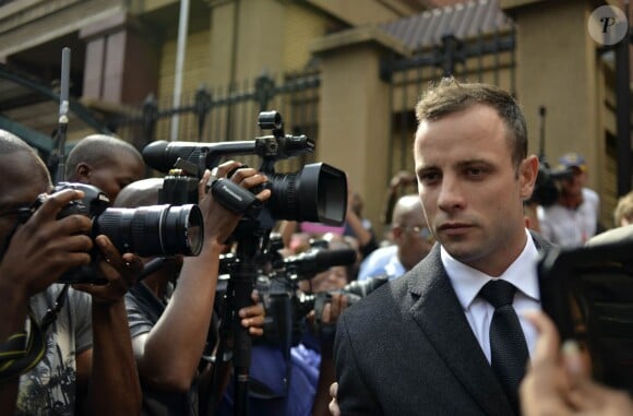 Oscar Pistorius à la sortie de la Haute cour de Pretoria, le cinquième jour de son procès à Pretoria, le 7 mars 2014