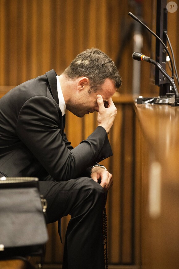 Oscar Pistorius effondré au tribunal de Pretoria le 6 mars 2014